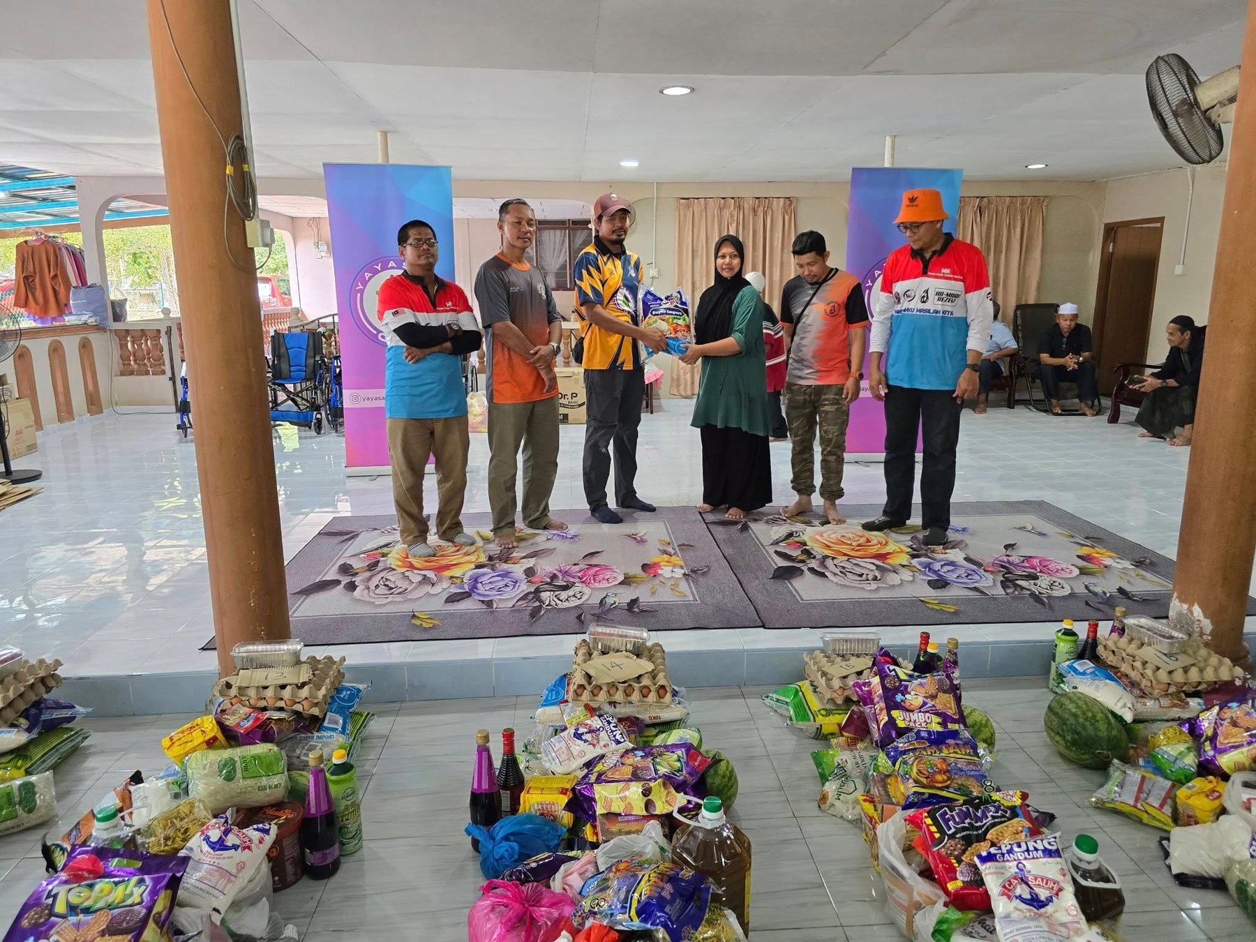 Yayasan G2R team and collaborators with community assistance packages
