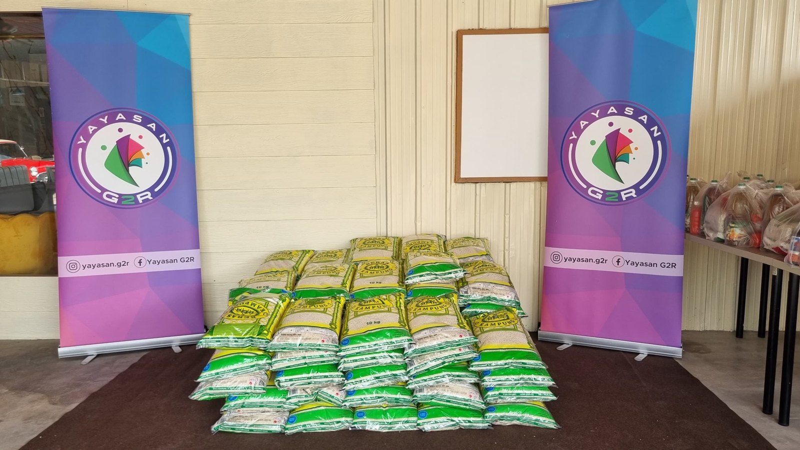 Rice assistance arranged with Yayasan G2R banners